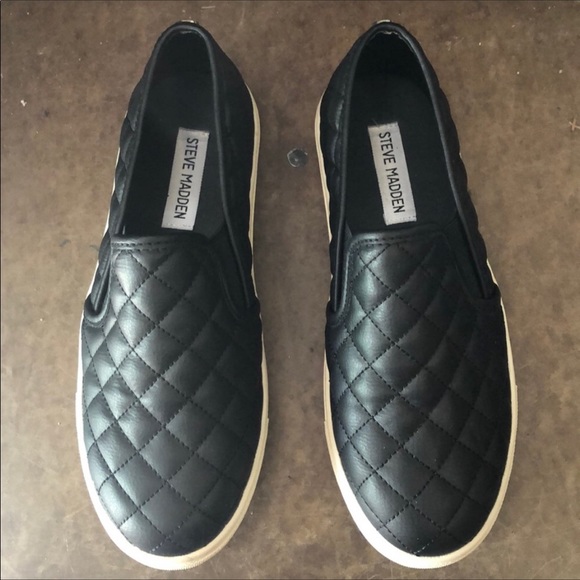 BLACK LEATHER SLIP ON SHOES 7 1/2 QUILTED SOFT SOLES LIKE NEW STEVE MADDEN - Picture 2 of 4